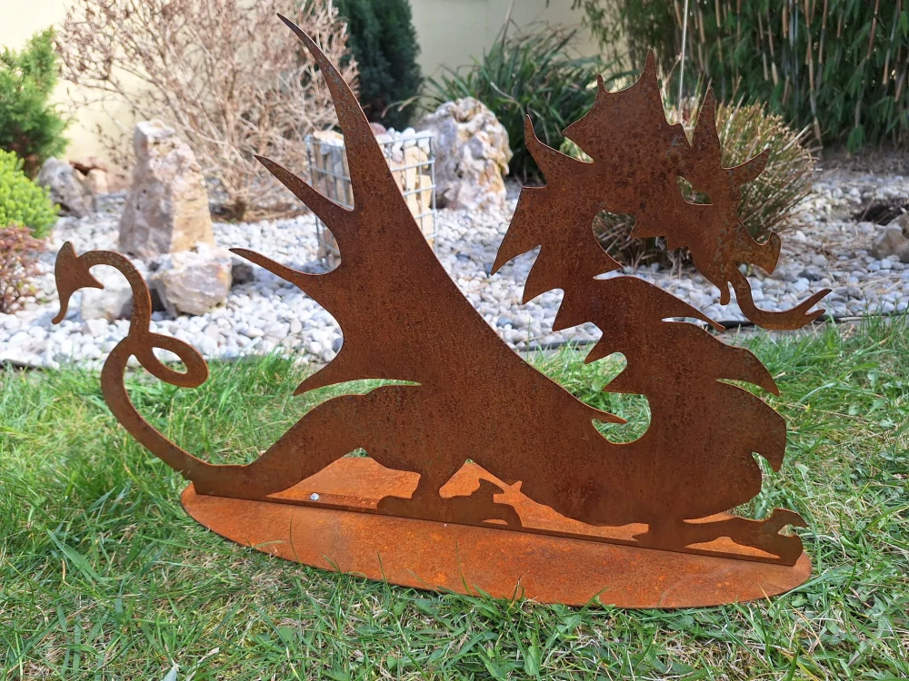 Zahradní kovová dekorace Drak na podstavci corten výška 40 cm