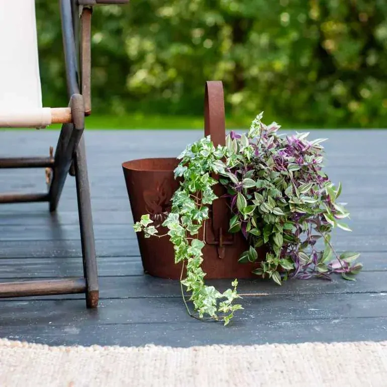 Kovová dekorace na zahradní a domácí květiny rezavá