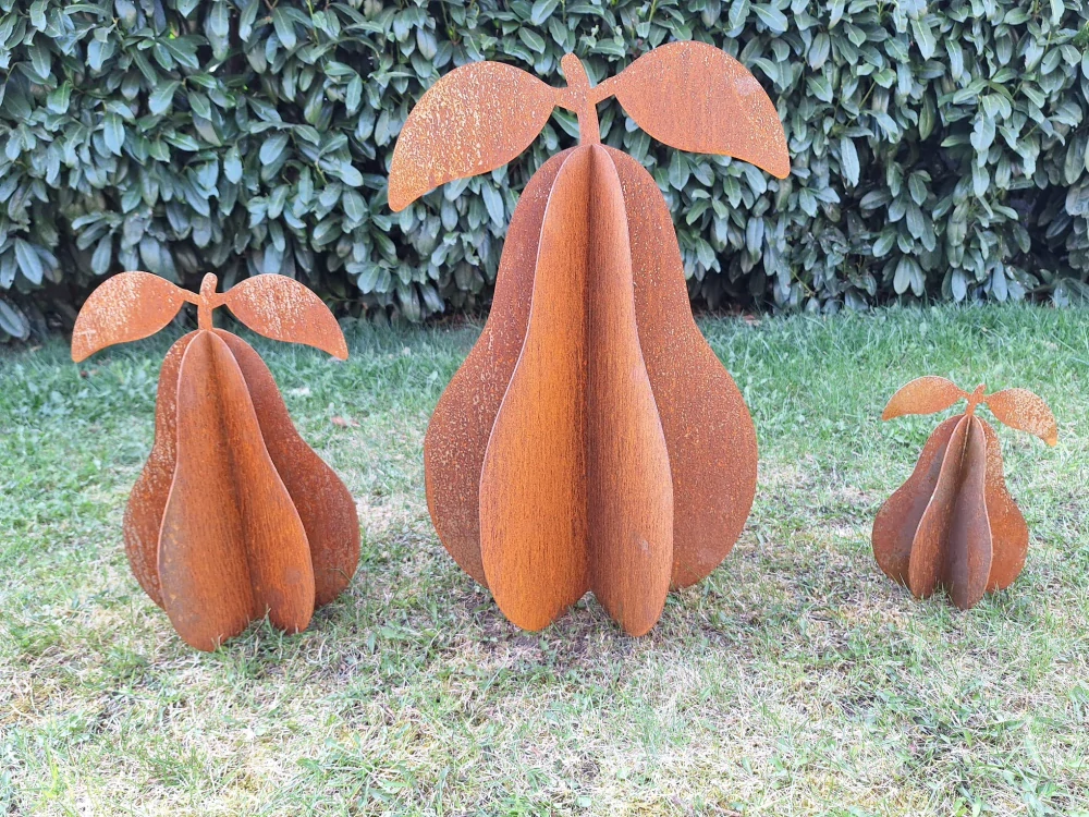 Kovová zahradní dekorace Hruška 3D střední 47 cm corten