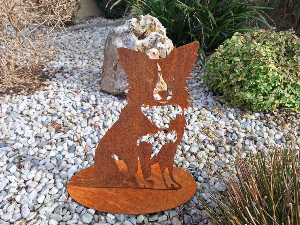 Zahradní kovová dekorace Pes malý na podstavci corten výška 40 cm