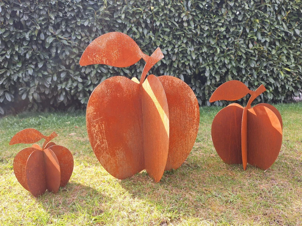 Kovová zahradní dekorace Jablko 3D střední 56 cm corten